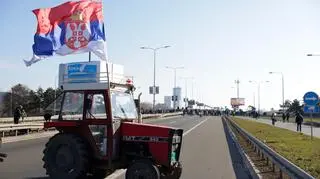 Antyrządowy protest studentów na moście Gazela w Belgradzie