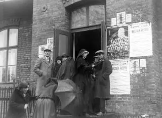 Siostry zakonne i mieszkańcy Łagiewnik przed lokalem komisji wyborczej, listopad 1930 r.