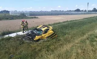 Auto wypadło z drogi i dachowało