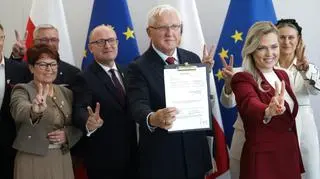 Senator koła "Niezależni i Samorządni" Wadim Tyszkiewicz oraz burmistrz Cieszyna Gabriela Staszkiewicz i burmistrz Hrubieszowa Marta Majewska ogłaszają powstania partii - Nowa Polska. Warszawa, 16.09.2025