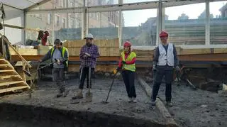 Podczas badań archeologicznych na Starym Rynku w Poznaniu wykorzystywano wykrywacze metalu