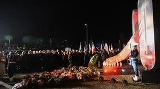 Uroczystości z udziałem prezydenta RP Karola Nawrockiego przed pomnikiem Ofiar Grudnia 1970 w Gdyni