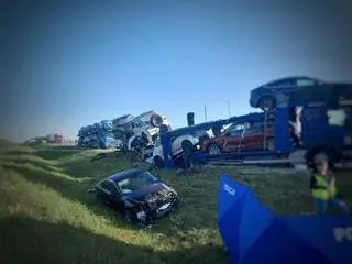 Auto przygniotło mężczyznę, który wymieniał koło 