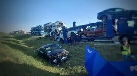 Auto przygniotło mężczyznę, który wymieniał koło 