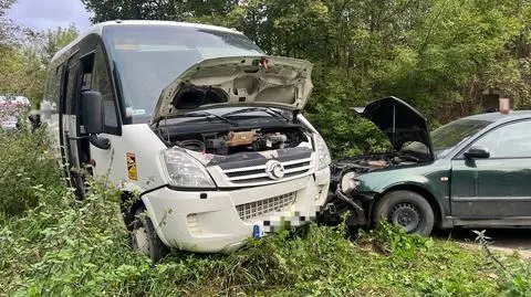 Zderzenie szkolnego busa i samochodu. Ranne dzieci