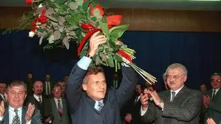 Warszawa, 21 listopada 1995. Spotkanie Klubu Poselskiego SLD w siedzibie SdRP przy ul. Rozbrat 44a. Składanie gratulacji prezydentowi elektowi Aleksandrowi Kwaśniewskiemu
