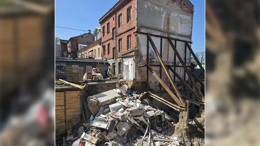 Zawaliła się część kamienicy, wyłączony z użytku sąsiedni budynek