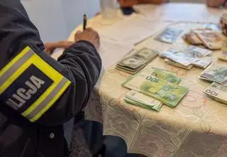 Wyłudzili prawie 3 mln zł z dotacji na szkoły