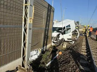 Pociąg z impetem uderzył w busa, przewracając go