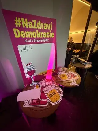 Hospody, restauracje, bary... To często główne miejsce spotkań w czeskich miasteczkach. I dlatego przyciągają też polityków