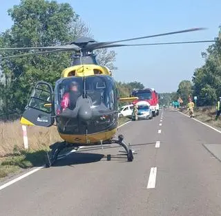 Motocykliści wjechali do rowu. Przyleciał po nich śmigłowiec LPR 