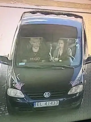 Mężczyzna był pasażerem auta kierowanego przez kobietę, której twarz również ujawniła zgierska policja 