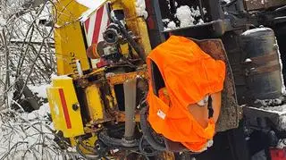 Pługopiaskarka w rowie w powiecie brzozowskim na Podkarpaciu