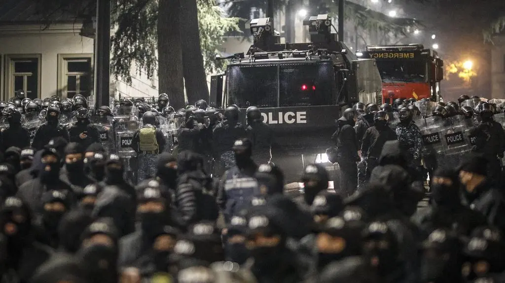 Antyrządowy protest przed parlamentem Gruzji. Zdjęcie z 30 listopada  