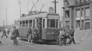 Tramwaj linii 25 w Alejach Jerozolimskich (1947 r.)