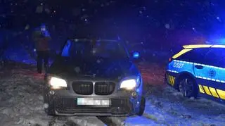 Kierowca utknął na polu, w aucie miał dzieci