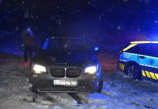 Był pijany, uciekał przed policją. Wiózł małe dzieci