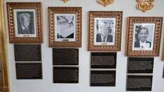 Plakietki z komentarzami pod portretami prezydentów w Białym Domu