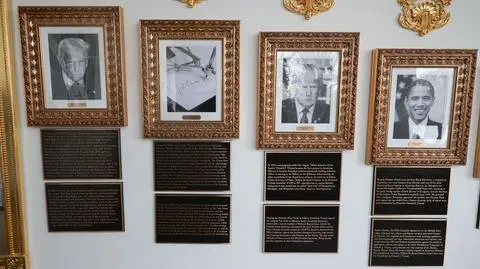 Plakietki z komentarzami pod portretami prezydentów w Białym Domu