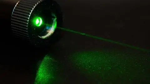 Tajemnicze drony i "dramatycznie rosnąca" liczba pilotów oślepianych laserami