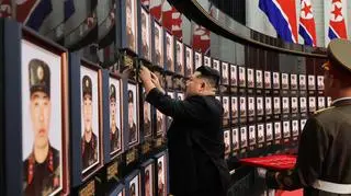 Przywódca Korei Północnej Kim Dzong Un składa hołd żołnierzom poległym w wojnie Rosji przeciw Ukrainie 