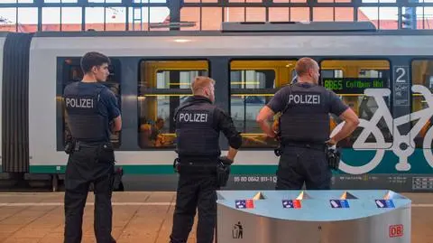 Policjanci na dworcu peron Niemcy polizei funkcjonariusze shutterstock_2367935965