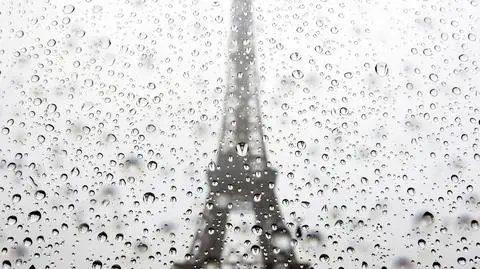 Paryż w deszczu. "Może popsuć święto"