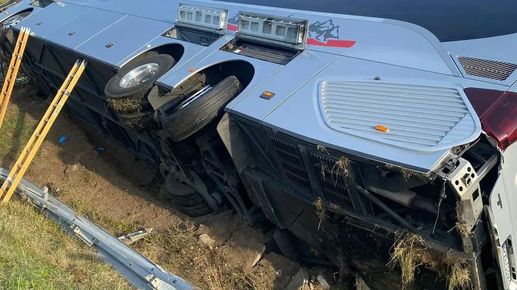 Autokar przewrócił się na bok