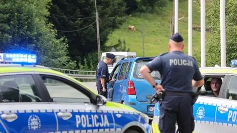 Funkcjonariusze policji prowadzą poszukiwania sprawcy strzelaniny w domu jednorodzinnym w Starej Wsi