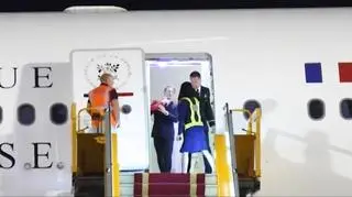 Twarz Emmanuela Macrona odepchnięta dłonią