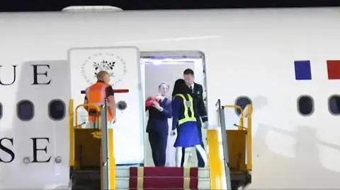 Macron - policzek