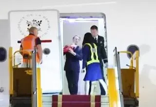 "Sprzeczka", "policzek", "cios w twarz". Media o nagraniu z Macronem