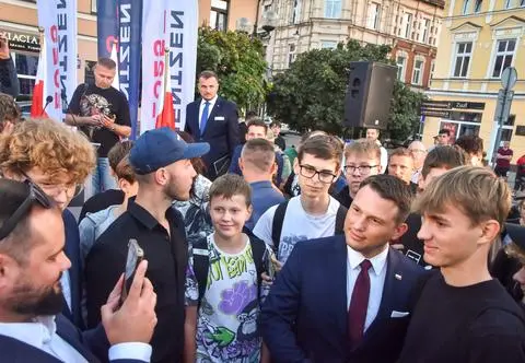 Młodzi postawili na Mentzena. Ekspert: wyraz sprzeciwu