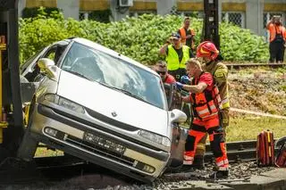 Ćwiczenia służb na przejeździe kolejowo-drogowym