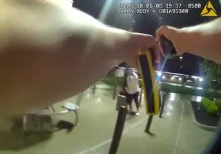 Fragment nagrania z kamery w mundurze policjanta 
