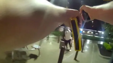 Fragment nagrania z kamery w mundurze policjanta 