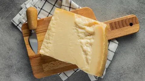 ser parmezan shutterstock_2031134141