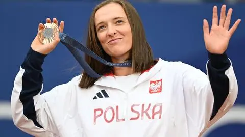 Wzruszenie w Paryżu. Świątek odebrała medal