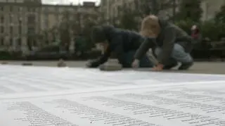 Imię po imieniu, nazwisko po nazwisku. I tak przez kilkanaście godzin