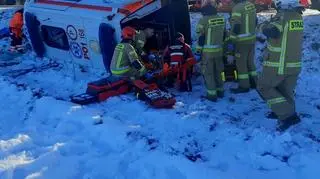 Karetka uderzyła w drzewo