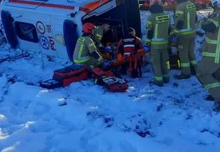 Karetka z pacjentkami uderzyła w drzewo. Nie żyje kierowca