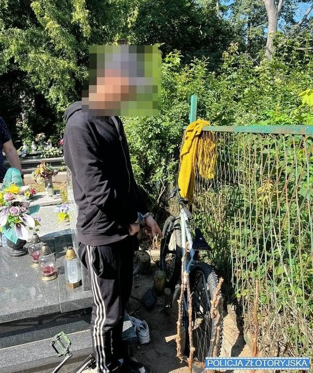 Ukrył rower za grobem babci