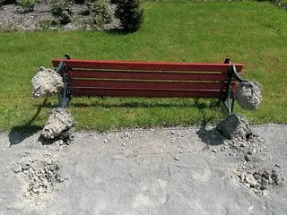 Wyrwano je razem z betonowymi kotwami