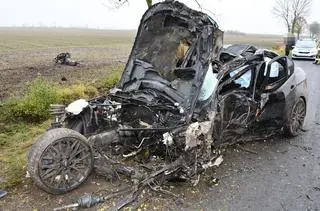 18-latek uderzył w drzewa. Silnik i koło od samochodu leżały w polu