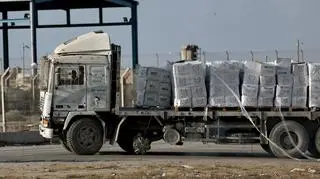 Ciężarówka z pomocą humanitarną dla Strefy Gazy z uszkodzonym kołem na przejściu granicznym