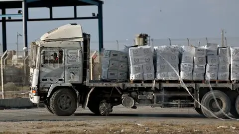 Ciężarówka z pomocą humanitarną dla Strefy Gazy z uszkodzonym kołem na przejściu granicznym