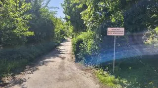 Tabliczki zakazujące wstępu od strony ul. Niestachowskiej