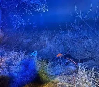 Policjanci pomogli siedzącemu w rowie 18-latkowi