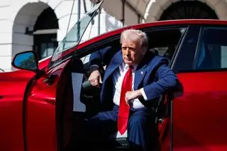 Donald Trump w Tesli. Sesja przed Białym Domem 