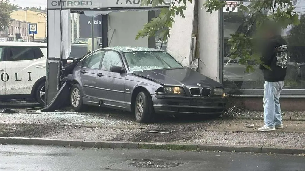 Kierowczyni wjechała w salon samochodowy